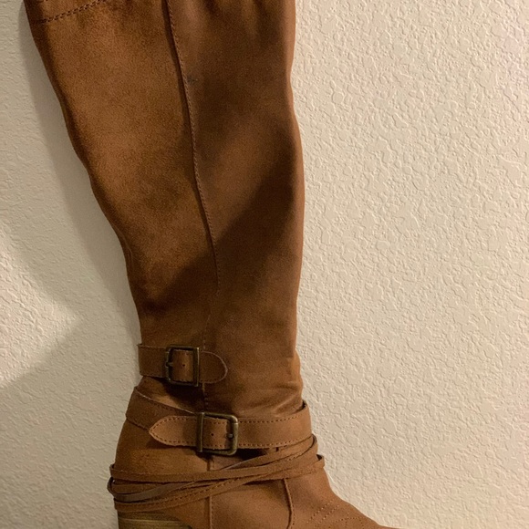 Calf high boots - Picture 3 of 4